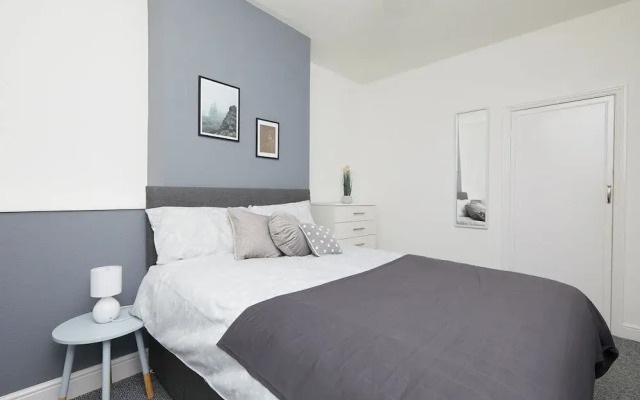 4 Bed Derby House - Long Stays- Parking