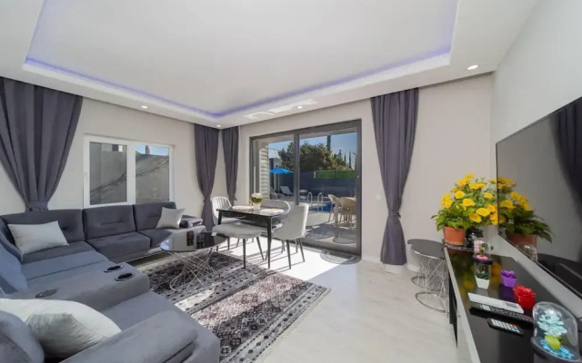 Villa With Pool and Backyard in Kepez