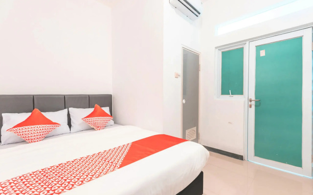 Super OYO 2223 J&b Room Utan Kayu