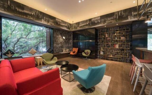 Wanhe Zhizhen Hotel (Shanghai Sun Moonlight Dapuqiao Subway Station)