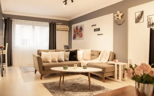 Flat Near Coast With Shared Terrace in Karsiyaka