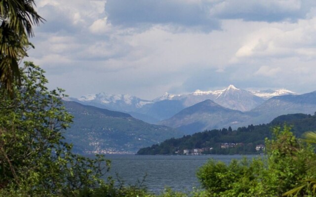 Stresa Apartment With Private Access to Beach