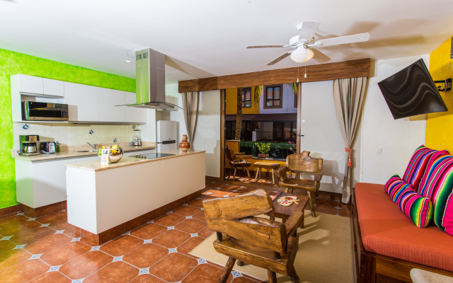 Casa Lotería -Pueblito Sayulita- Colorful, Family and Relax Experience with Private Parking and Pool