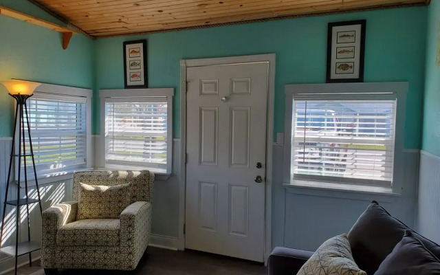 Nautical That One Apartment Near City Attractions by Redawning