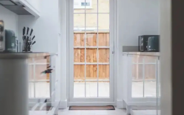 Spacious Room In Morden