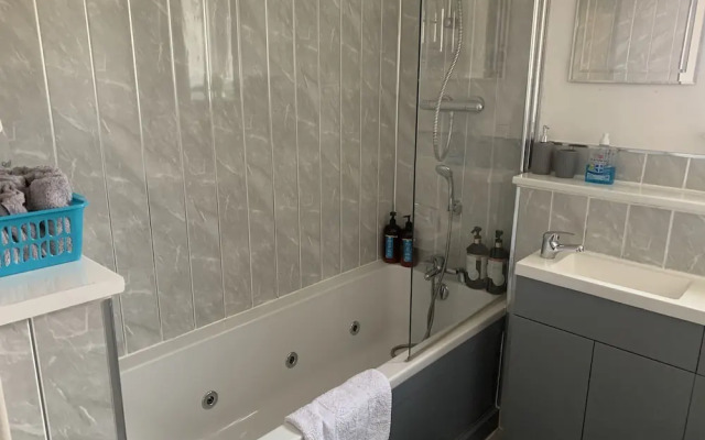 Lovely 2-bed Apartment in Wallasey, Sleeps 4