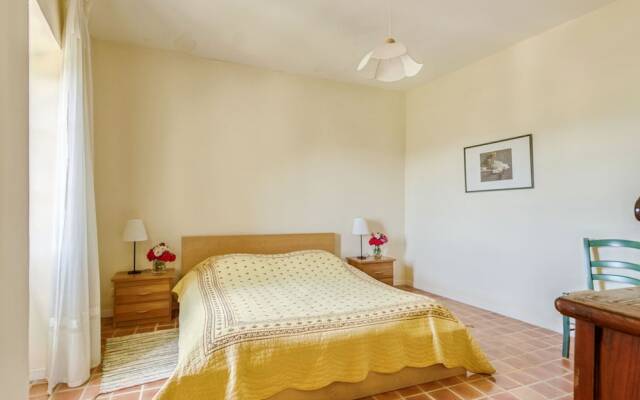 Quaint Holiday Home in Rustrel With Swimming Pool