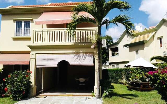 House With 4 Bedrooms in Flic en Flac, With Pool Access, Enclosed Gard