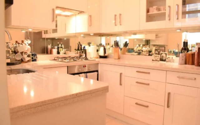 Spacious 2 Bedroom Apartment Near Notting Hill Gate