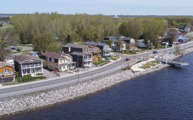 Kokomo Inn - Tropical Riverfront B&B