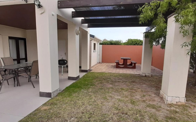 Hadingham Russell Holiday House