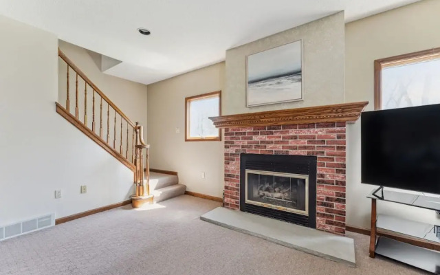 Niagara Falls Getaway: Perfect Place To Unwind 2 Bedroom Home by RedAwning