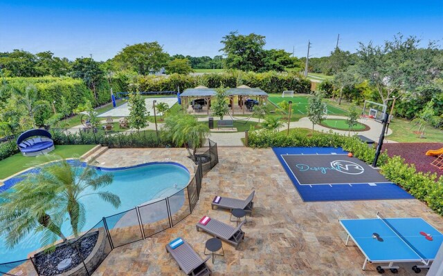 Lavish 8 Br Estate with Pool & Courts