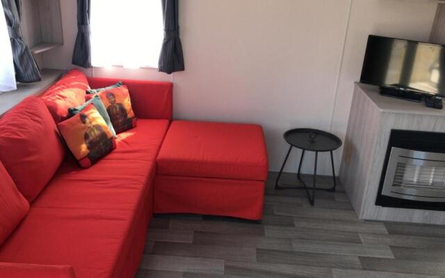 Luxe Chalet op camping Duindoorn, IJmuiden aan Zee, in de buurt van F1 circuit Zandvoort en Bloemendaal op loopafstand strand