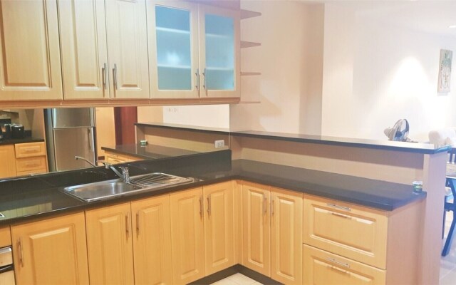 Lovely 2-bed Apartment in Pratumnak With Pool View