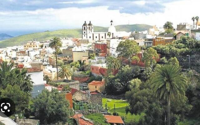 El Puente Holiday Home I- Airport 8,1K