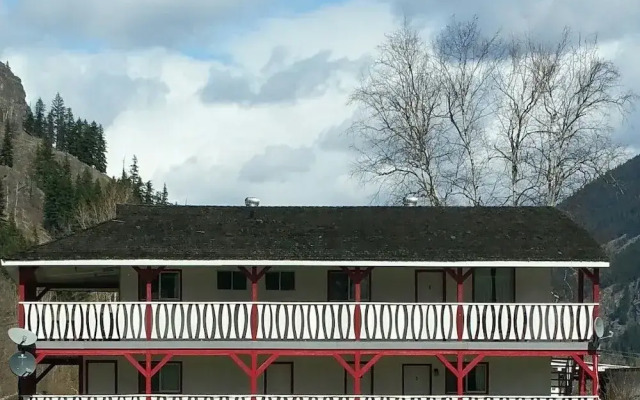 Rivermount Motel Campground and RV Park