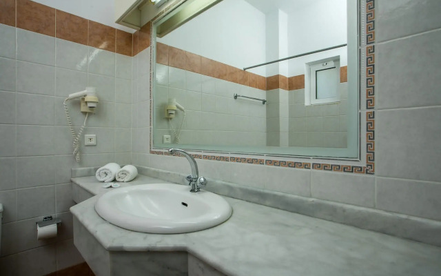 Lambis Studios & Apartments