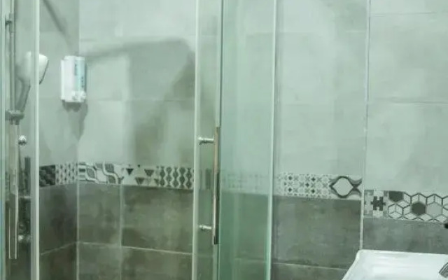 Qiongzhong Santaiyuanlong Business Hotel