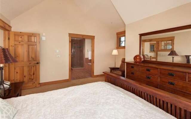 Private 3 Bedroom Townhome Located in East Keystone With Access to a Firepit, Hot Tub, and Billiards