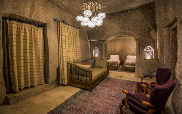 Hera Cave Suites