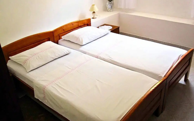 Apartment Serene Step From The Sea, Sleeps 5