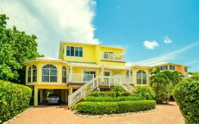 Ark 3 Bedroom Condo by RedAwning