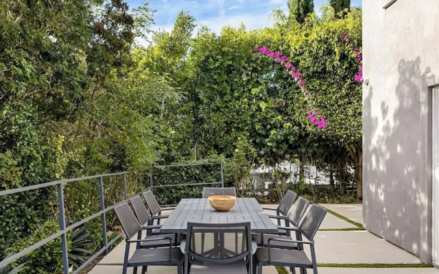 LA Hillside Retreat w/ Pool, Views, Fire Pit & Outdoor Lounging Casa Bellagio by Avantstay