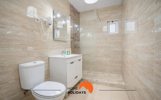 #002 Amazing Apartment Next City Center,Beach