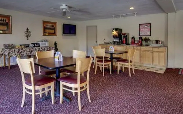 Econo Lodge Inn & Suites