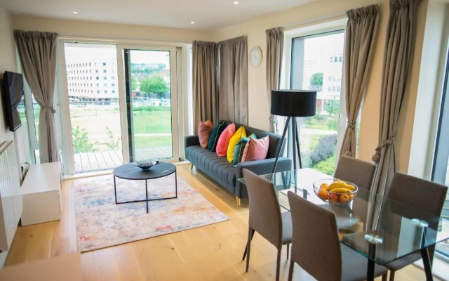 Thames View 2 Bed Apartment With Balcony