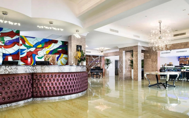 Swan River Hotel