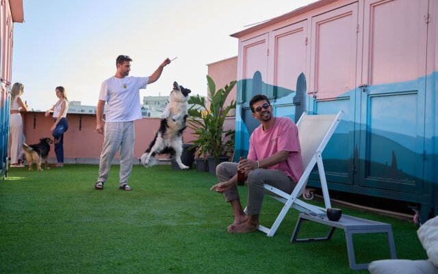 Pink & Blondie ApartHotel - by Loginn