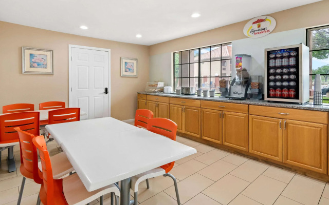 Super 8 by Wyndham Grand Prairie Southwest