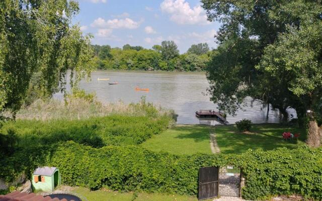 Vízparti Apartmanház