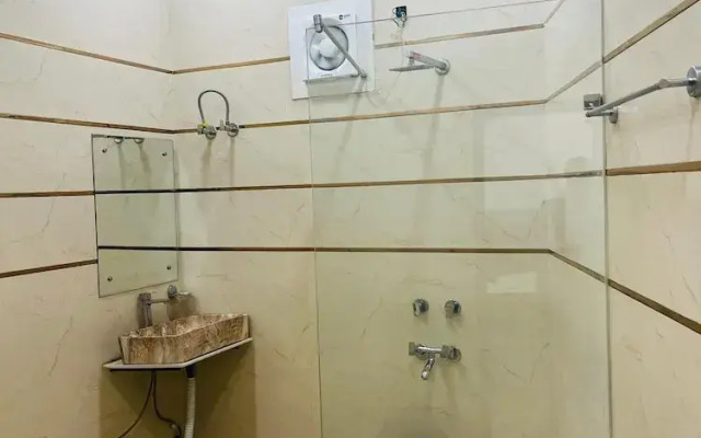 Roomshala 152 Hotel Sukoon