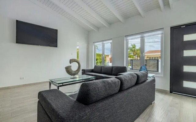 NEW 5BR Villa w Privatepool 3min to Eagle Beach