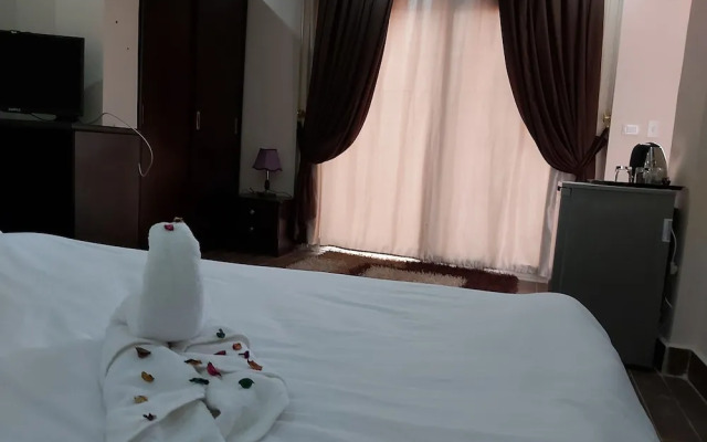 Golden Pyramids Inn