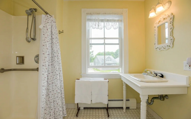 Payne's Harbor View Inn