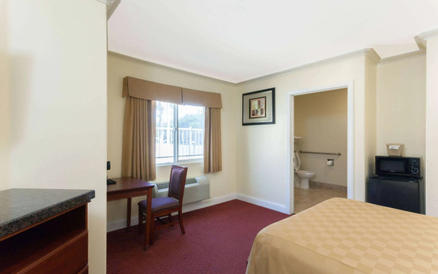 Travelodge by Wyndham Brea