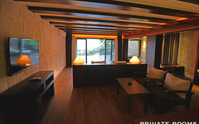 Manaspark Deluxe Hotel