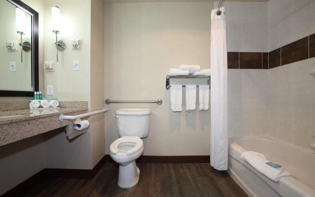 Holiday Inn Express & Suites - Vernon by IHG