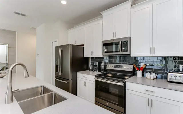 4bed 3Ba Storey Lake Home w. Pool