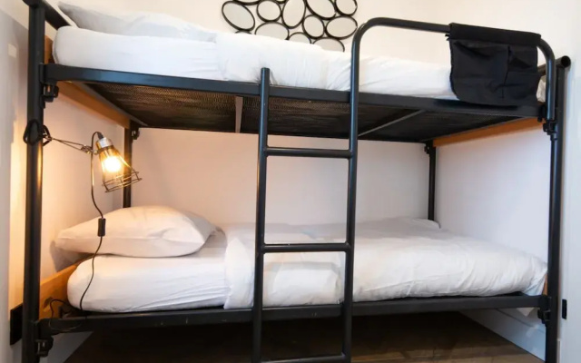 Deluxe Canal-side Stay