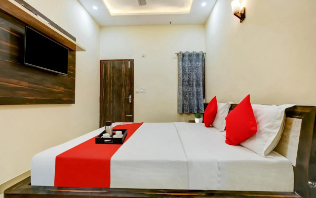 OYO Flagship 70098 Moon Trip