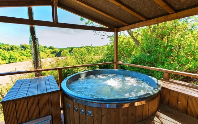 Chalet in Kent With Hot Tub & Countryside Views