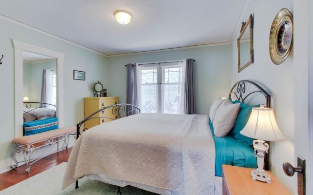 Goddess House on 6th