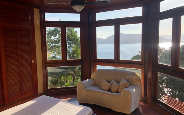 Mansão na costa com vista para o mar