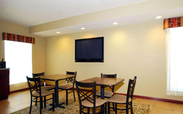 Econo Lodge Inn & Suites Kearney