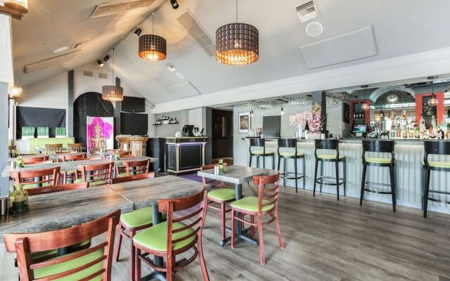 Camelot Waterfront Inn